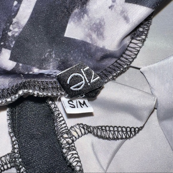 Onzie | Space Galaxy Chevron Leggings - Picture 8 of 8